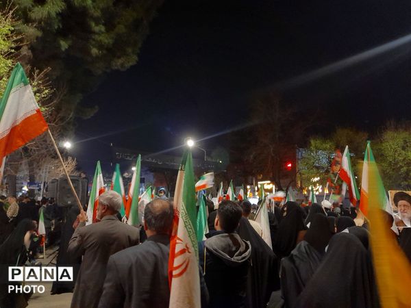 پیمان دوباره با رهبری با نوای رسای مهدی رسولی در آیین تجدید بیعت 