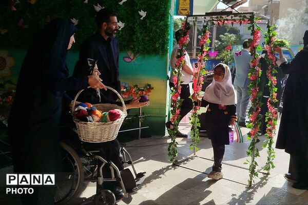 نواخته شدن زنگ شکوفه ها در دبستان طواف و معماریان ناحیه دو شهرری 