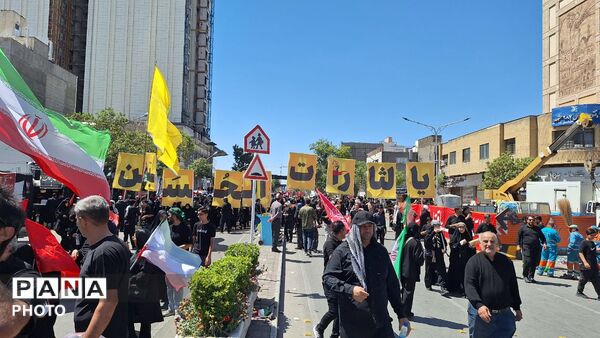 مشهد، در آغوشِ حرم، با رهبر شهید وداع کرد
