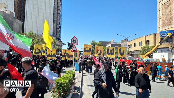 مشهد، در آغوشِ حرم، با رهبر شهید وداع کرد