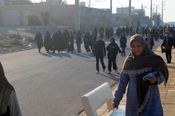 پیاده‌روی خانوادگی در روستای هلیله شهرستان بوشهر 