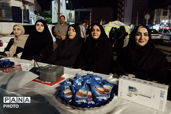 اجتماع پرشور دانش‌آموزان دبستان پسرانه توحید در غرفه شهدای دانش آموز ورامین 