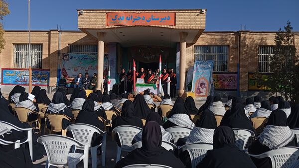 دبیرستان دخترانه فدک میزبان آیین زنگ نمادین «استکبار‌ستیزی» در شهر بن 