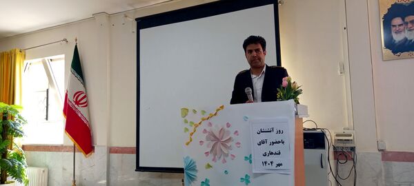 حضور آتش نشان به مناسبت وز آتش نشان و ایمنی در مدرسه نمونه دولتی وکیلی ۱۰
