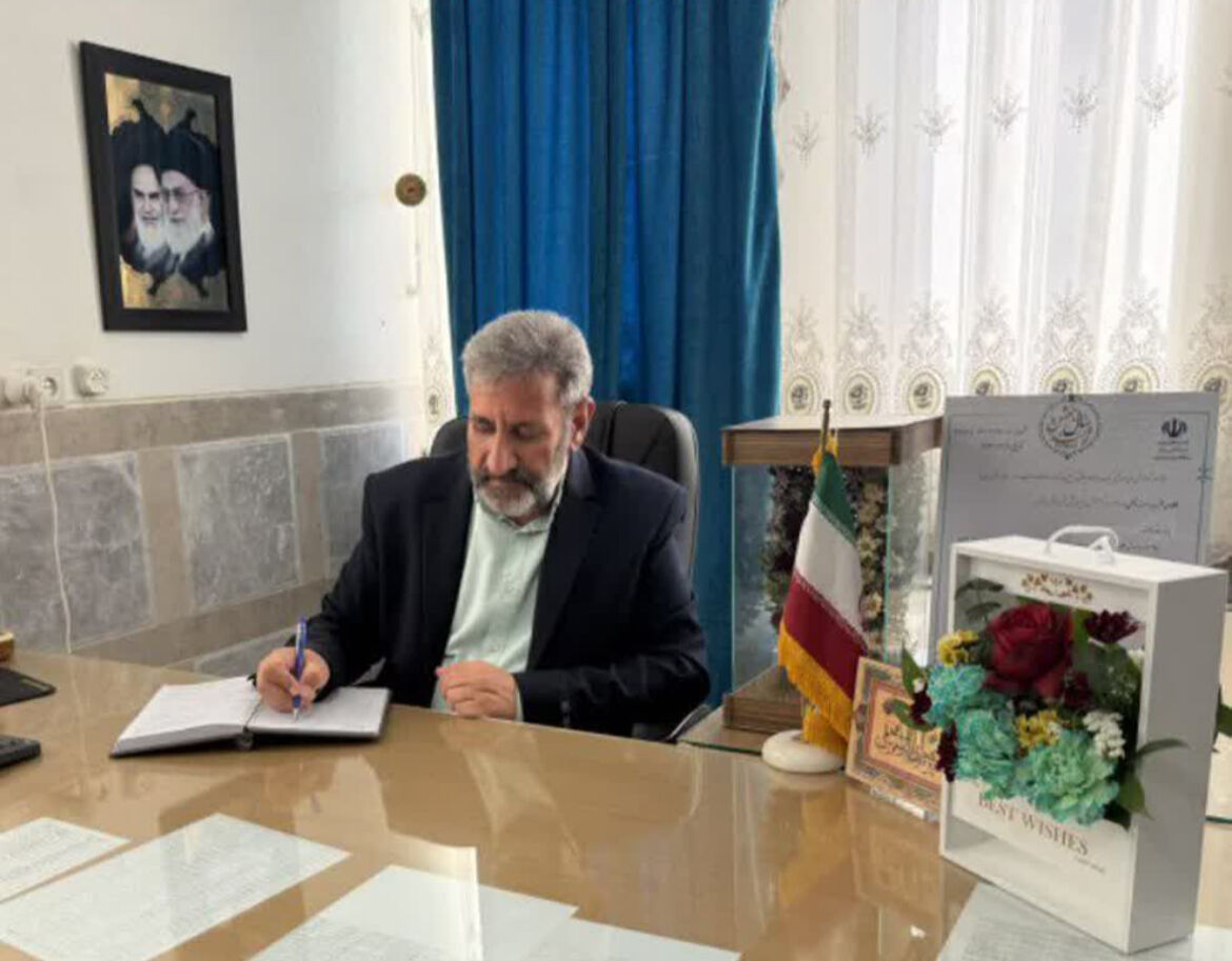 مراسم چهلمین روز شهادت دانش اموزان عزیز و معلمان مدرسه شجره طیبه در خاتم برگزار می شود