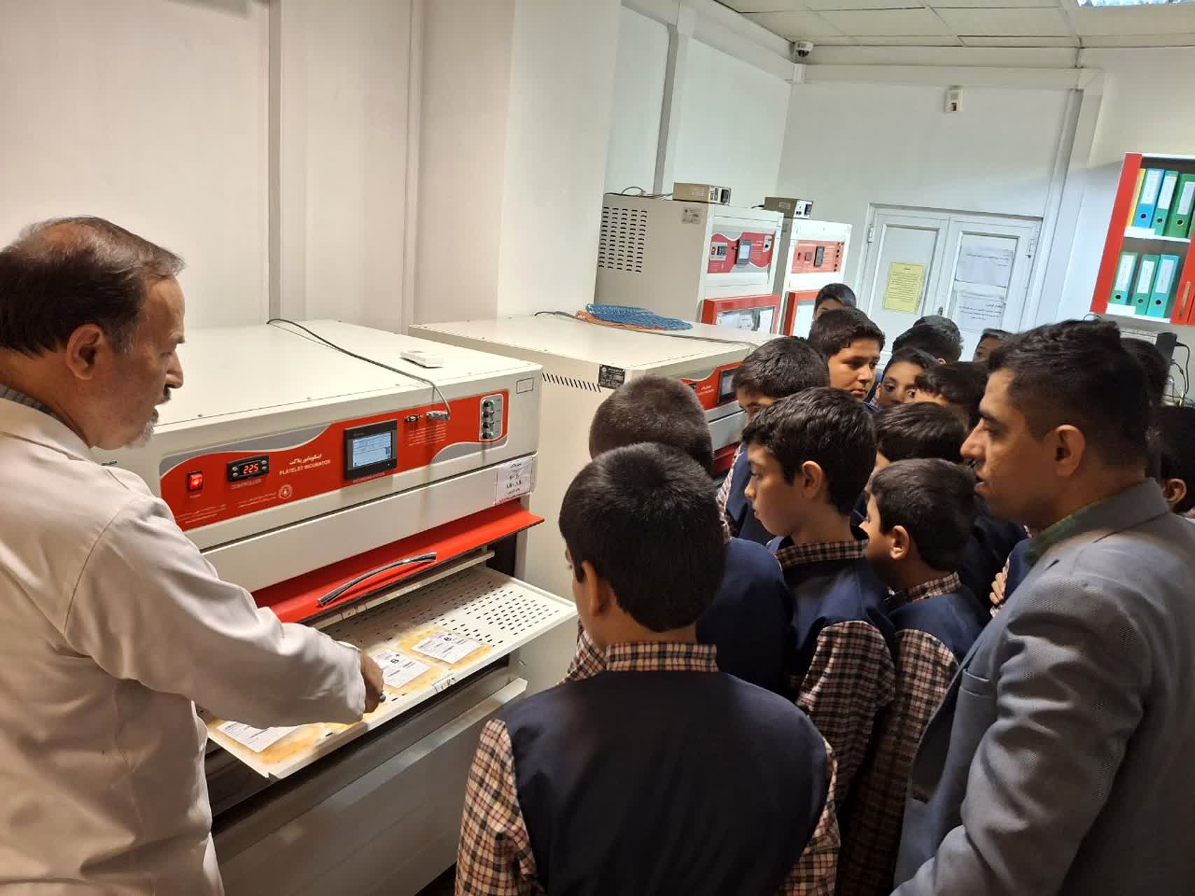 بازدید آموزشی دانش‌آموزان دبستان قاسم‌ابن‌الحسن(ع) از مرکز انتقال خون یزد