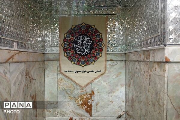 تجدید میثاق دانش‌آموزان مدرسه ایثار با آرمان‌های شهدا