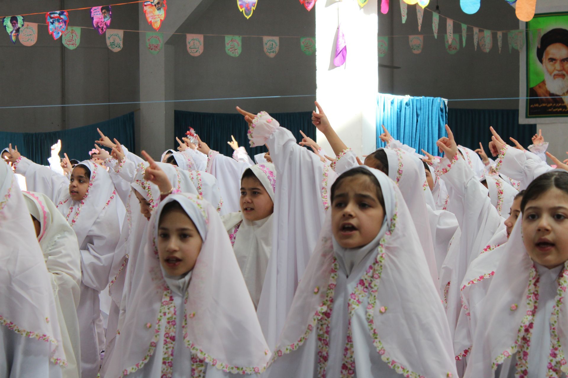 پرواز فرشته‌های آسمانی؛ جشن تکلیف دختران سملقان در مسجد جامع