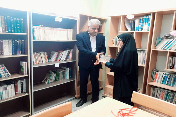 اجرای طرح مدرسه سبز ، انس با قرآن، اهدای کتاب به کتابخانه و تجلیل از فعالان دبیرستان رضوان شهرستان بوشهر