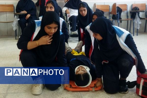 بیست و ششمین مانور زلزله و ایمنی در مدرسه دخترانه شهید رضا زارعی بندرعباس