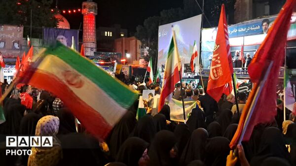 تجمع و همخوانی دانش‌آموزان شیروان به مناسبت تشییع و همراهی رهبر شهید