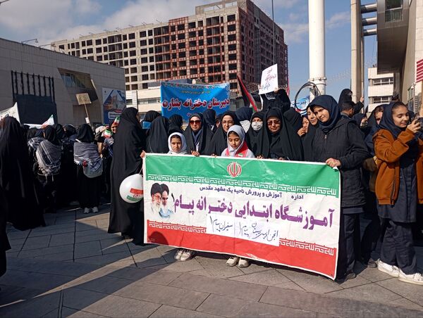 حماسه دانش‌آموزان مشهدی در روز ۱۳ آبان