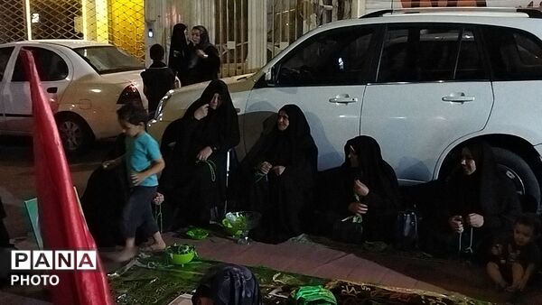 سفره صلوات با عکس رهبر شهید  در صد و بیست و ششمین شب از اجتماعات مردمی 