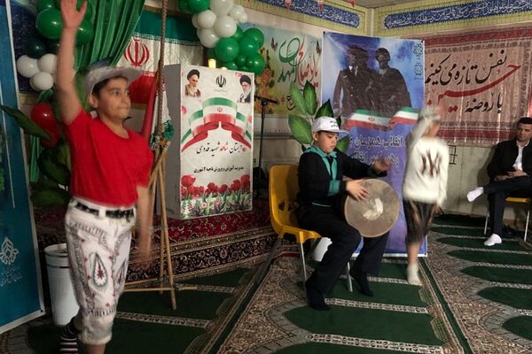 اجرای مانور یاوران انقلاب توسط دانش‌آموزان دبستان شاهد شهید قدوسی ناحیه 2 شهرری 