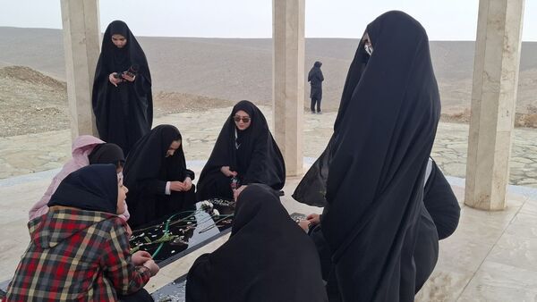 غبارروبی و عطر افشانی مزار شهدای گمنام شهر کهک 