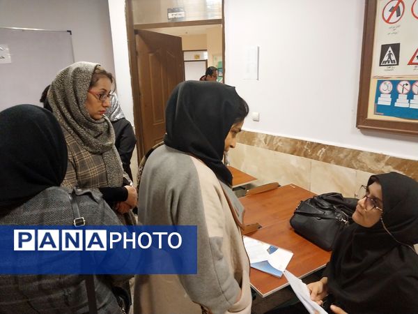 جلسه اولیا مربیان و تحویل کارنامه در دبیرستان سرافرازان