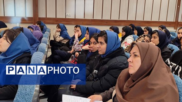 همایش انتخاب آگاهانه ویژه دانش‌آموزان پایه نهم ناحیه۷