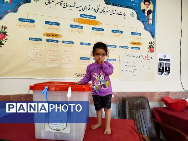 مردم شهرستان فاروج همدل و یکصدا پای صندوق‌های رأی 