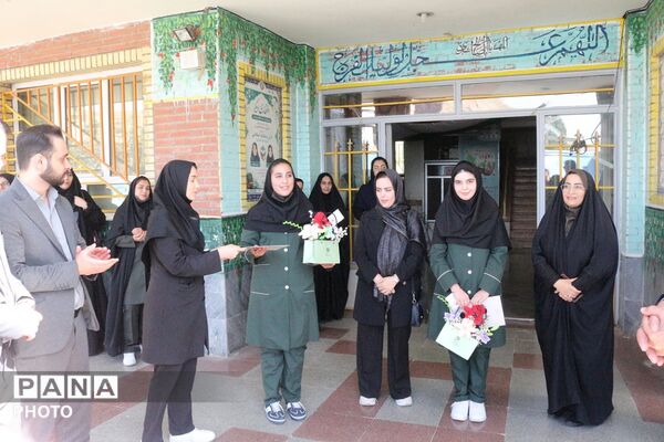 تجلیل مدیر آموزش‌وپرورش از دانش‌آموزان رتبه اول جشنواره نوجوان خوارزمی فیروزکوه