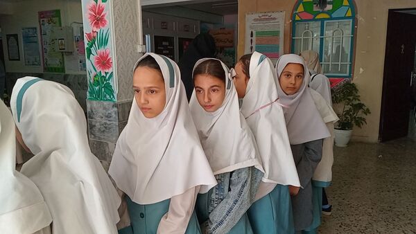 تمرین مردم سالاری در دبستان لطیفه، دانش‌آموزان پای صندوق‌های رأی رفتند