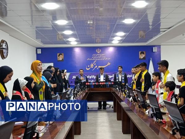 تجلیل از خبرنگاران پانای هرمزگان با حضور مدیرکل آموزش و پرورش 