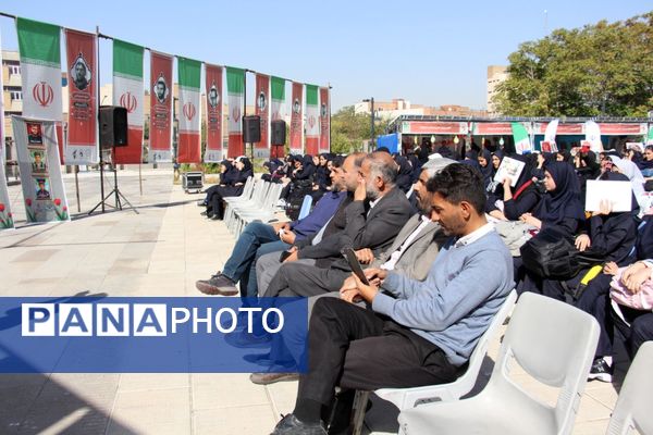 نمایشگاه هفته دفاع مقدس لاله‌های روشن در تبریز 