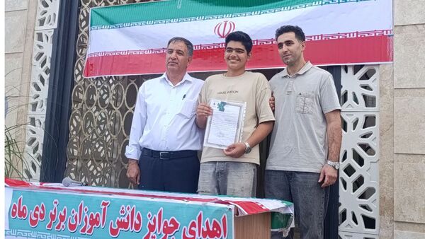 تجلیل‌ از دانش آموزان برتر دبیرستان پسرانه آوینی ۲ در سرای مهر و ادب 