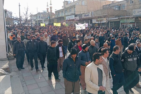 راهپیمایی یوم‌الله ۲۲بهمن با حضور گسترده مردم و نهادها در بانه