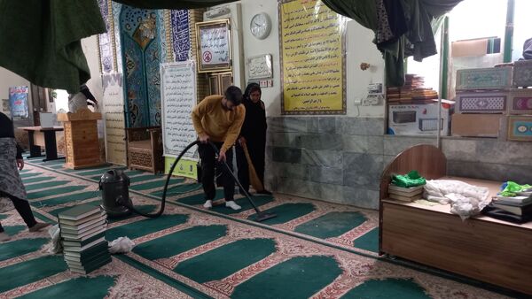 نظافت مسجد پنج تن آل عبا توسط اعضای بسیج