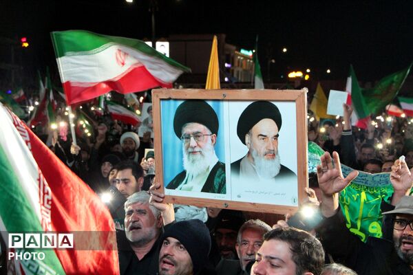 حضور جمعیت گسترده مردمی در یادبود شهادت امام خامنه‌ای