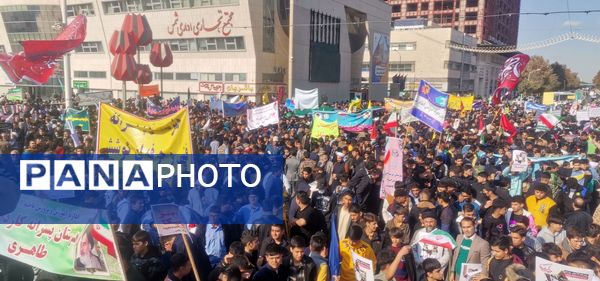 حضور پرشور دانش آموزان مشهد مقدس در راهپیمایی یوم‌الله ۱۳ آبان 