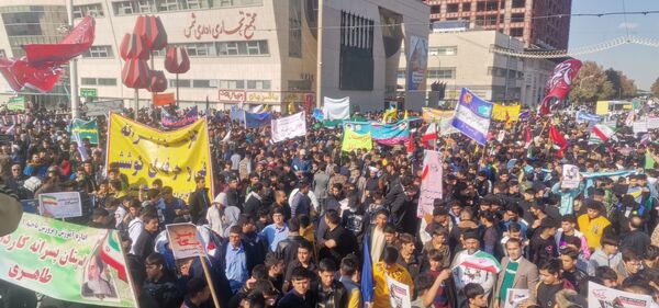 حضور پرشور دانش آموزان مشهد مقدس در راهپیمایی یوم‌الله ۱۳ آبان 