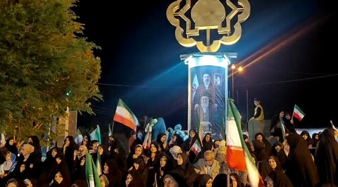  تجمعات شبانه با تبرک به نام امام رضا(ع) در میدان شهرداری قم