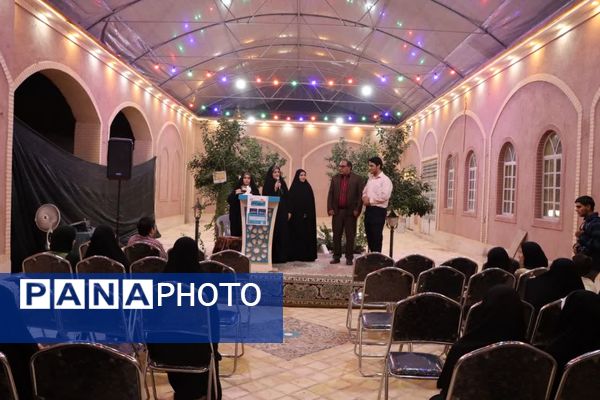 «محفل شهریور شعر» با حضور دانش‌آموزان یزدی