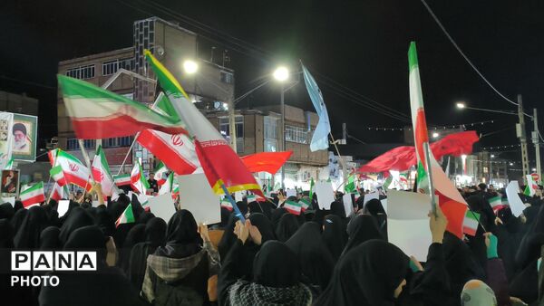 زنان و دختران سرخسی در صف اول دفاع از رهبری و ارزش‌ها