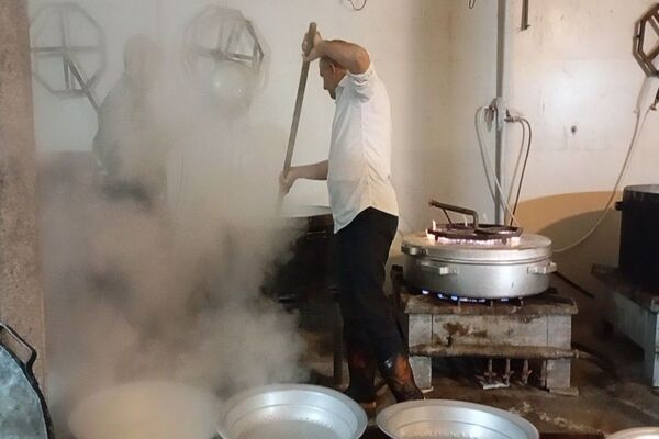 اعتکاف دانش‌آموزی در مسجد جامع شهر بار نیشابور 