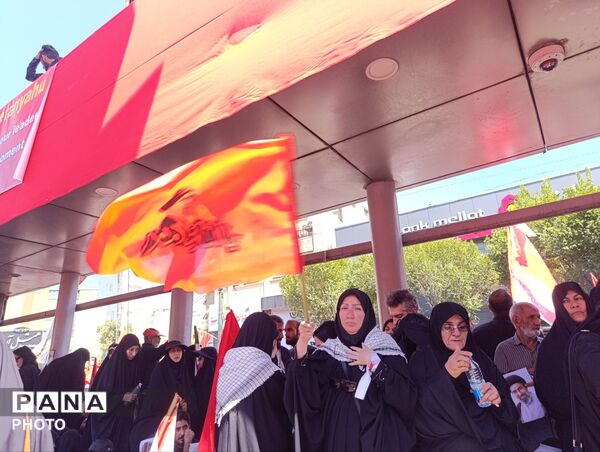مراسم تشییع رهبر معظم انقلاب و خانواده ایشان در مشهد