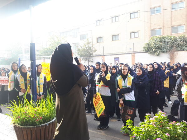 صبحگاه مقاومت در دبیرستان خدیجه کبری (س) ناحیه ۴ اصفهان