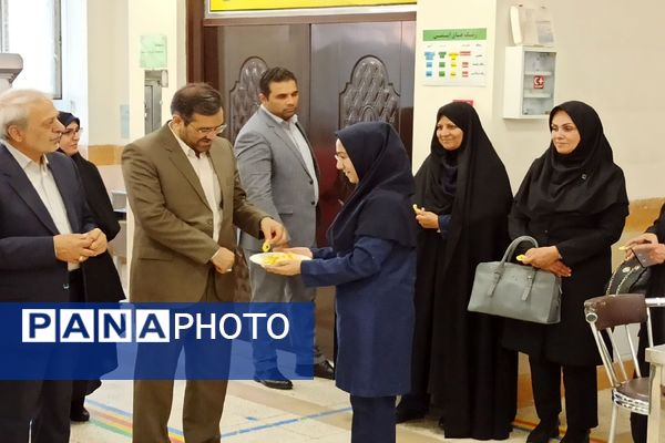 آیین نواختن زنگ استاندارد در هنرستان صدیقه ناظران 