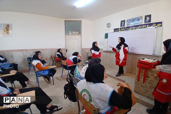 حضور آتش‌نشانی و هلال‌احمر در دبیرستان و هنرستان حضرت زهرا (س) ورامین