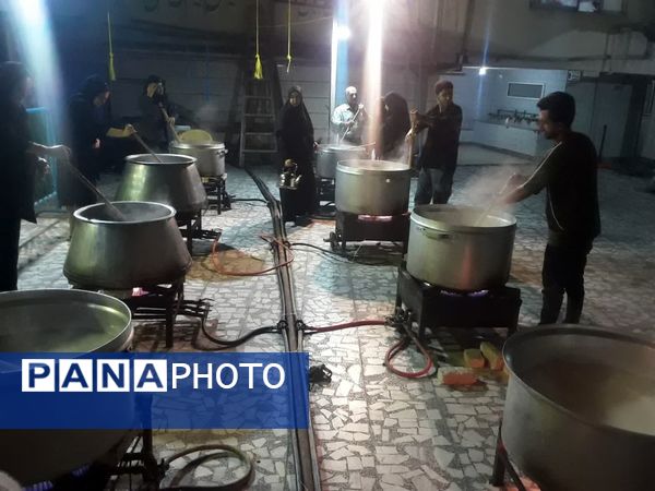 پخت شله‌زرد نذری با یاد ضامن آهو در قائمشهر