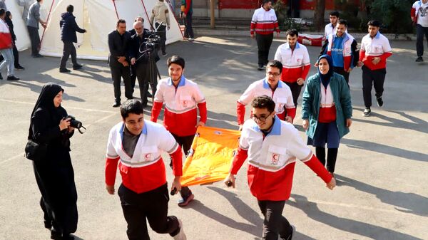 برگزاری مانور متمرکز استانی زلزله و ایمنی همزمان با سراسر کشور در مدرسه نیکان ناحیه 2 کرج 