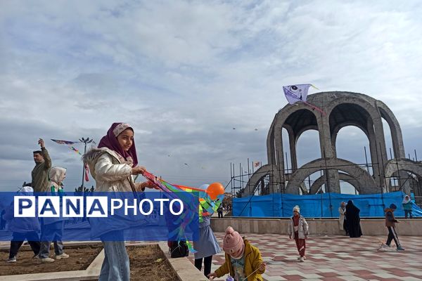 بادبادک‌ها به یاد ۲۲ بهمن بر فراز گلزار شهدا