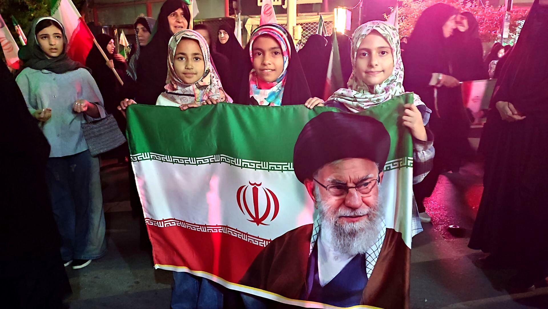 کودکان و نوجوانان پای کار انقلاب
