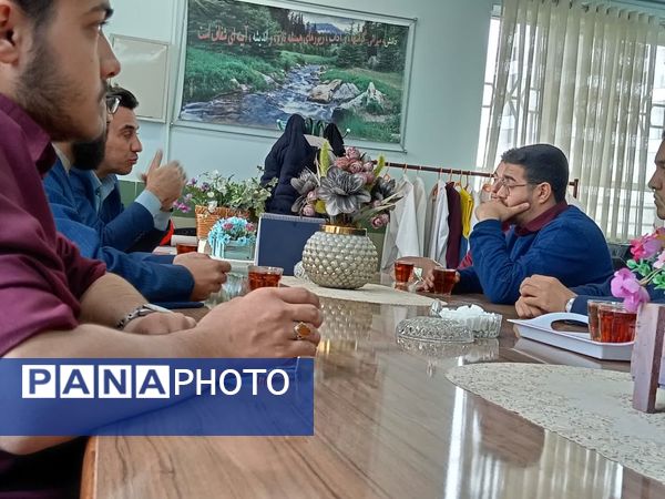 جلسه هم‌اندیشی اعضای شورای دانش‌آموزی دبیرستان نمونه آیت‌الله خامنه‌ای 