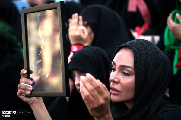اقامه نماز بر پیکر مطهر رهبر شهید انقلاب و شهدای خانواده ایشان-2