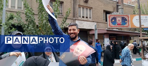 حضور مدیر آموزش و پرورش منطقه ۱۳ در راهپیمایی روز دانش‌آموز 