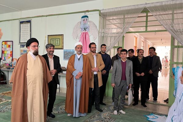 لحظه‌های ناب بندگی در نماز جماعت دانش‌آموزان آباده