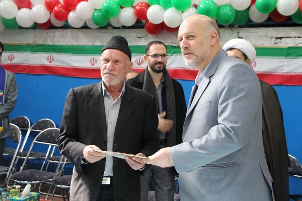 هم‌سرایی هزار نفری دانش‌آموزان یاور انقلاب در اسلامشهر