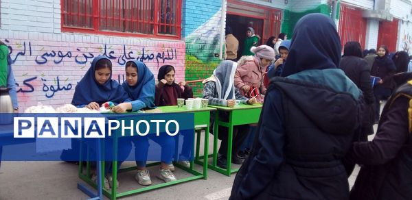 بازارچه دانش‌آموزی کسب در آمد در دبیرستان میثاق منطقه تبادکان مشهد